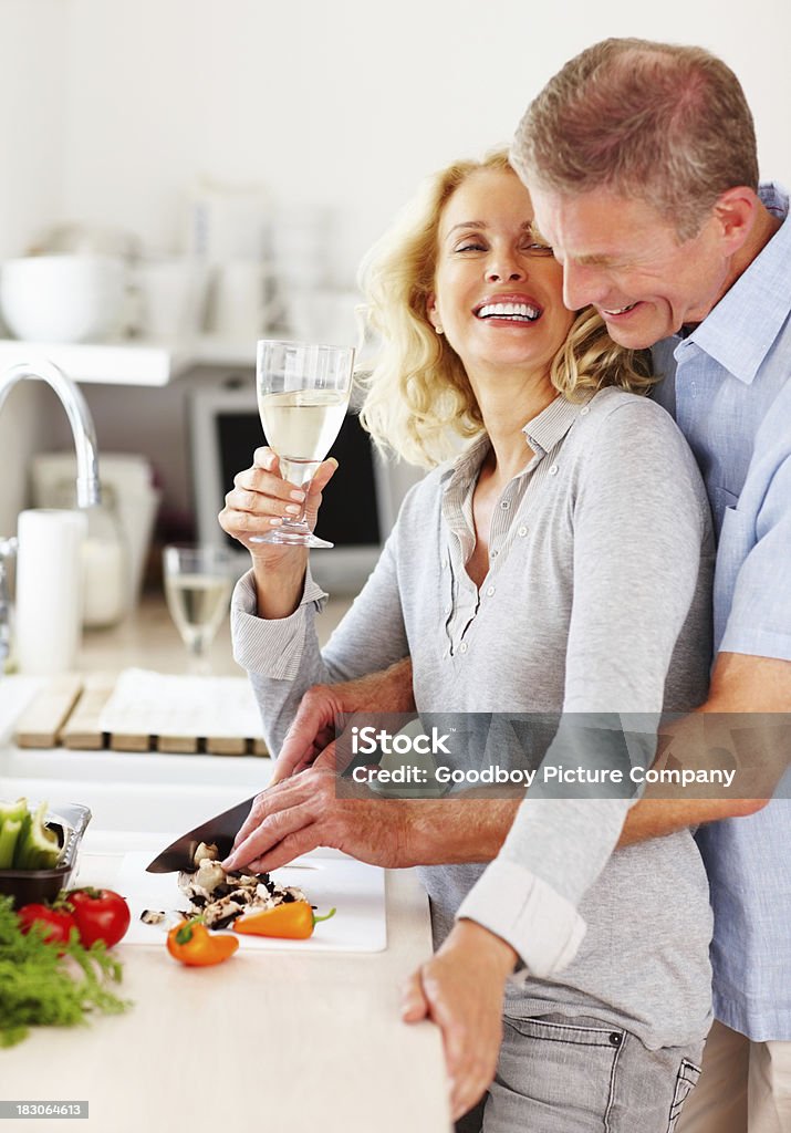 ロマンチックなカップルでご一緒に過ごす時間のキッチン - 2人のロイヤリティフリーストックフォト