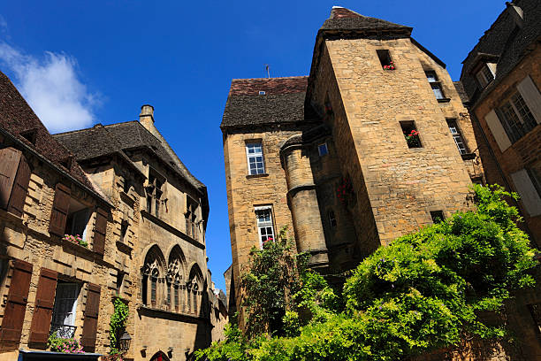 monumental houses on Sarlat's Place du Marché aux Oies "monumental houses on Sarlat's Place du MarchA aux Oies, where in former days geese were bought and sold and carried off to have their livers yanked; Sarlat, France" sarlat la caneda stock pictures, royalty-free photos & images