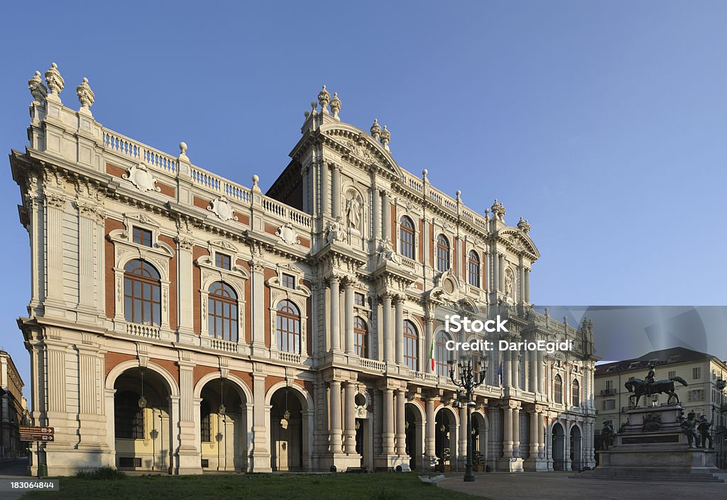 Architettura Torino palace (Palazzo Carignano - Foto stock royalty-free di Portico sopraelevato