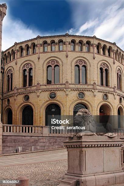 Foto de Stortinget O Parlamento Noruega e mais fotos de stock de Arco - Característica arquitetônica - Arco - Característica arquitetônica, Arquitetura, Azul