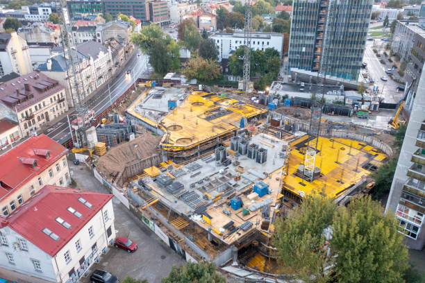 fotografia de drone de canteiro de obras de arranha-céus no meio da cidade - construction equipment large construction crane - fotografias e filmes do acervo