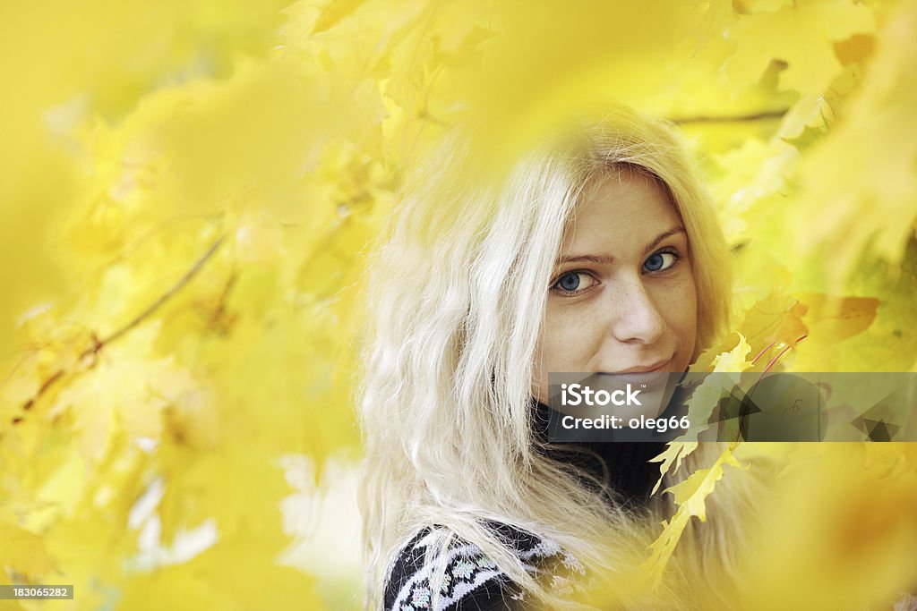 Alter von 20-25 Frauen oft im Herbst Wald - Lizenzfrei 20-24 Jahre Stock-Foto
