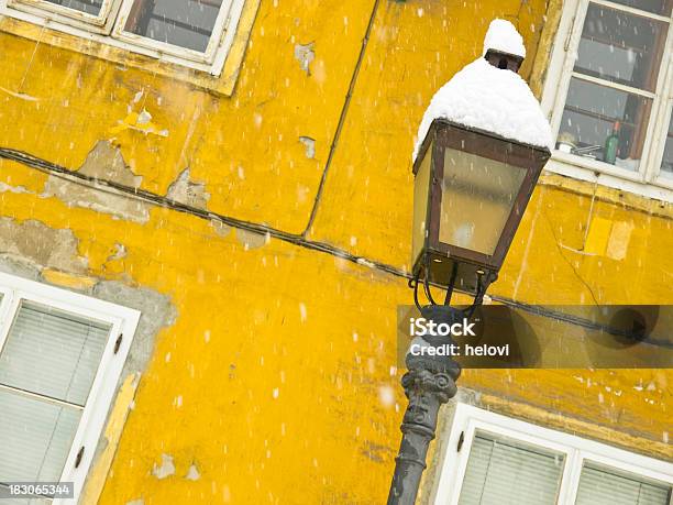 Schneien Stockfoto und mehr Bilder von Schneeflocke - Schneekristall - Schneeflocke - Schneekristall, Stadt, Winter