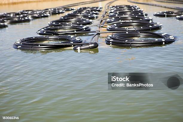 Photo libre de droit de Géothermique Traîneau Deau Flottant Sur Létang banque d'images et plus d'images libres de droit de Pompe à chaleur - Pompe à chaleur, Eau, Centrale géothermique