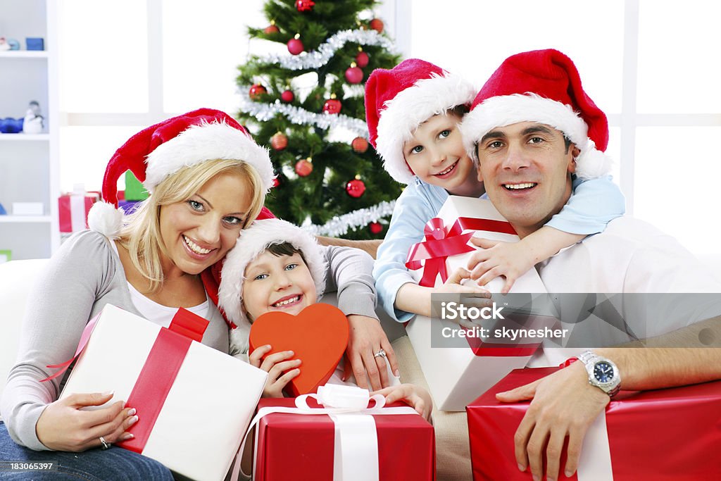 Glückliche Familie holding Christmas gift. - Lizenzfrei Attraktive Frau Stock-Foto