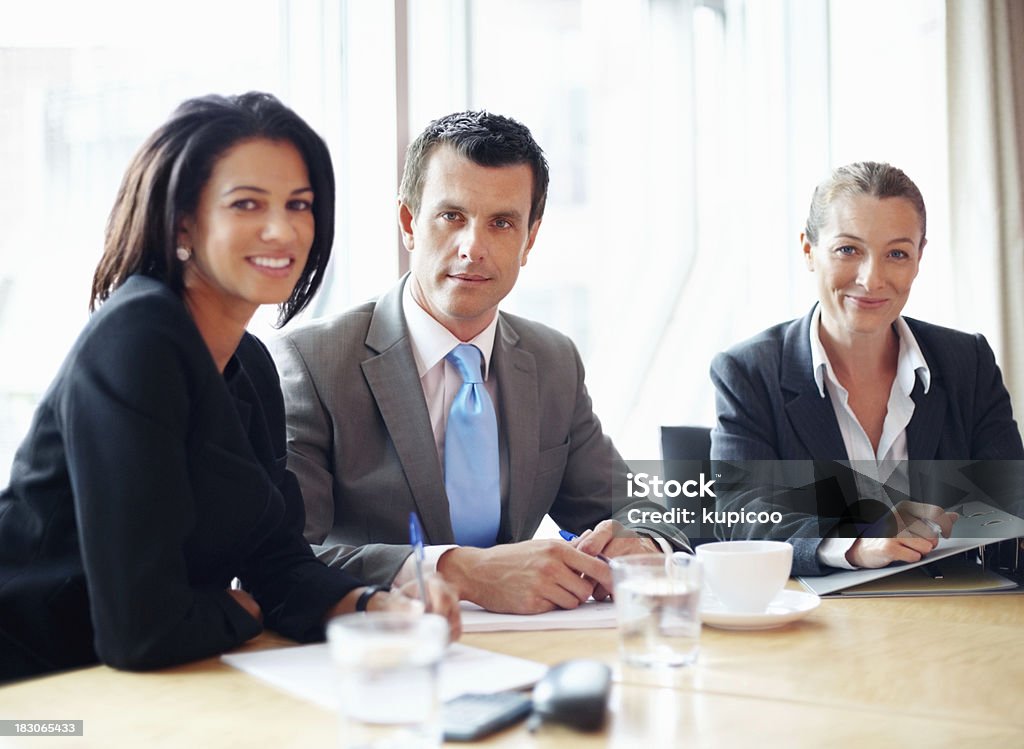 Três empresários tendo uma reunião na Sala de Conferência - Royalty-free Fotografia - Imagem Foto de stock