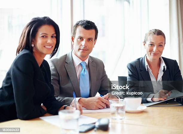 Três Empresários Tendo Uma Reunião Na Sala De Conferência - Fotografias de stock e mais imagens de Fotografia - Imagem
