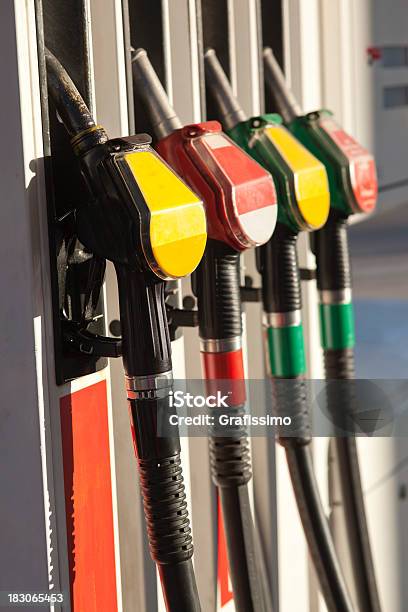 Foto de Nozzle Bombas Coloridas De Combustível Em Posto De Gasolina e mais fotos de stock de Abastecer