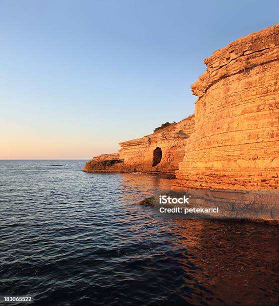 Rosa Rocks Foto de stock y más banco de imágenes de Acantilado - Acantilado, Agua, Aire libre