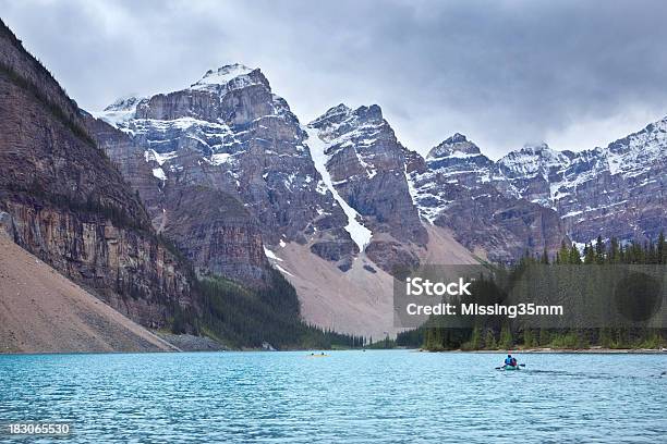 Jezioro Moraine Alberta - zdjęcia stockowe i więcej obrazów Alberta - Alberta, Chmura, Drzewo