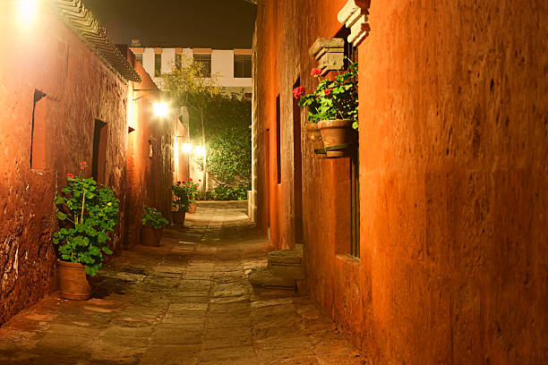 monasterio de santa catalina en la noche - santa catalina monastery fotografías e imágenes de stock