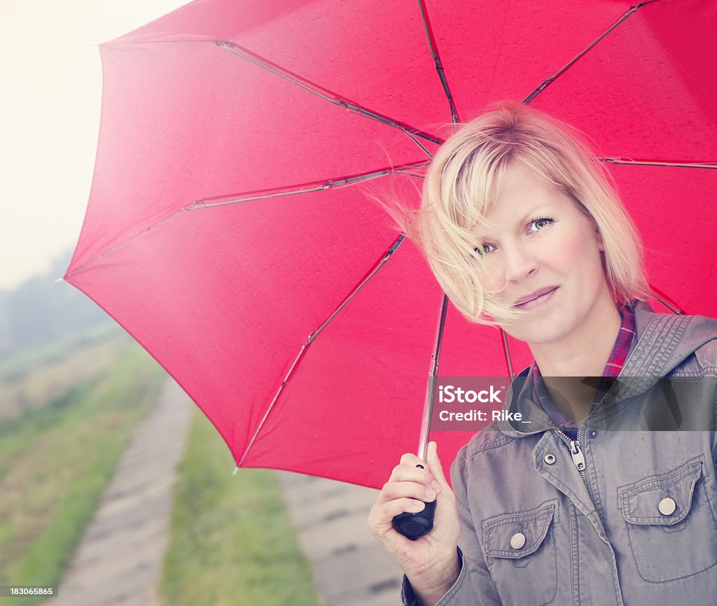 Die roten Regenschirm - Lizenzfrei Attraktive Frau Stock-Foto