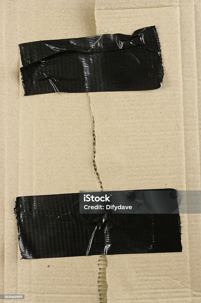 Rasgado cartón ondulado fondo con cinta para conductos de reparación - Foto de stock de Cartón libre de derechos