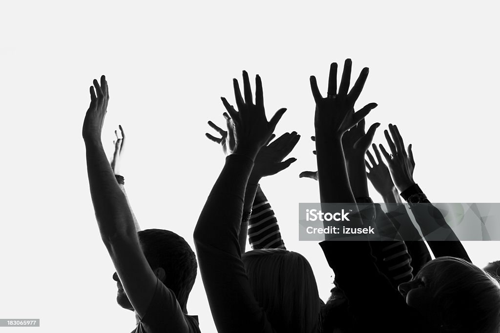 Pessoas com as mãos levantadas - Foto de stock de Mão em punho royalty-free