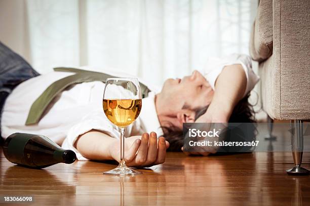 Пьяный Человек — стоковые фотографии и другие картинки Алкоголь - напиток - Алкоголь - напиток, Без сознания, Бутылка