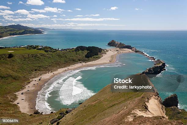 Castlepoint Vista A La Playa De Surfers Foto de stock y más banco de imágenes de Arena - Arena, Azul, Belleza de la naturaleza