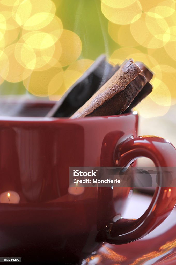 Weihnachtsplätzchen mit warmen Zimt Tee - Lizenzfrei Beleuchtet Stock-Foto