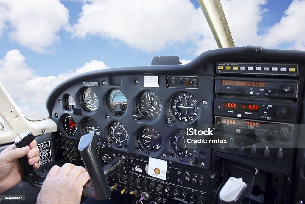 Mały Samolot latający w - Zbiór zdjęć royalty-free (Prędkościomierz)