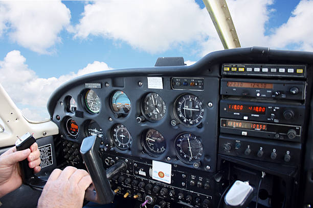 mały samolot latający w - airplane altitude dial speedometer equipment zdjęcia i obrazy z banku zdjęć
