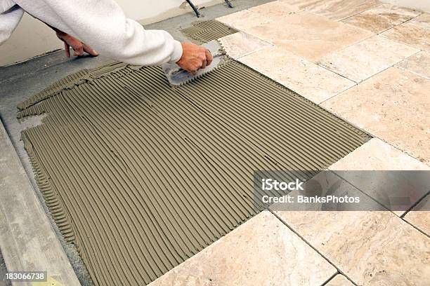 Azulejo Setter Troweling Pilão No Chão De Uma Casa De Banho Mestre - Fotografias de stock e mais imagens de Azulejo