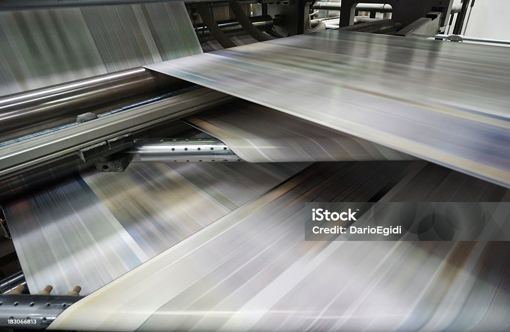 Roto offset la impresión a color máquina mientras está en funcionamiento, detalle - Foto de stock de Manufacturar libre de derechos