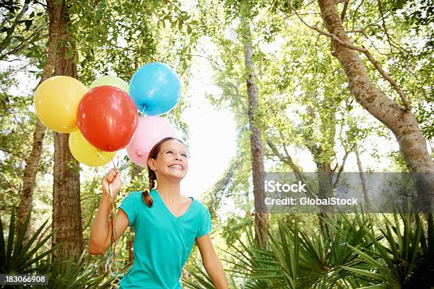 활기참 소녀 실행 색상화 풍선 파크 개성-개념에 대한 스톡 사진 및 기타 이미지 - 개성-개념, 건강한 생활방식, 귀여운