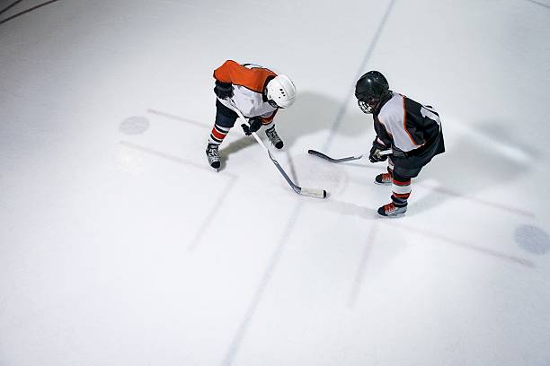 enfrentar de desconto - ice rink ice hockey ice playing - fotografias e filmes do acervo