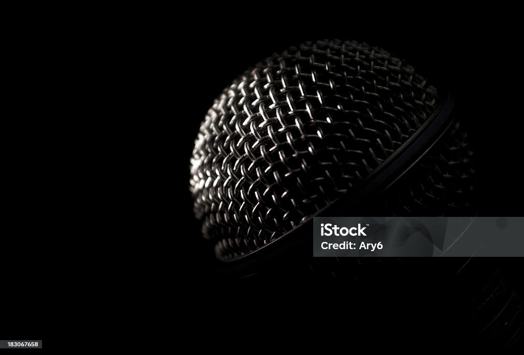 Microfono in the dark - Foto stock royalty-free di Arte, Cultura e Spettacolo