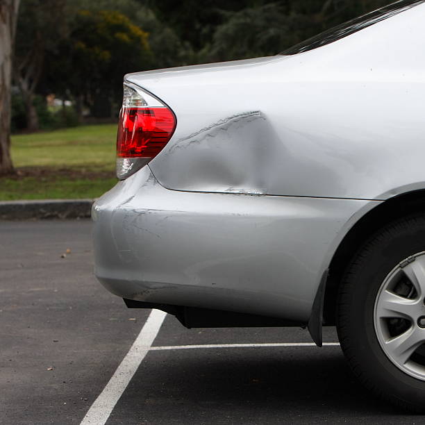 estacionamiento de accidente - abollado coche fotografías e imágenes de stock