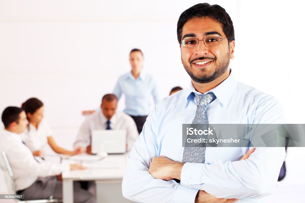 Geschäftsmann, stehen auf den Vordergrund mit überkreuzten hand. - Lizenzfrei Arbeitskollege Stock-Foto