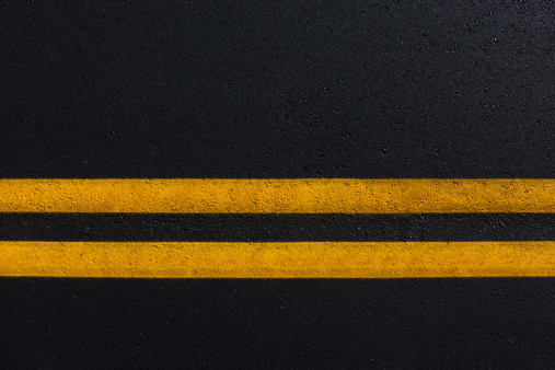 Doble línea amarilla en nueva carretera asfaltada photo