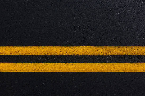 doble línea amarilla en nueva carretera asfaltada - single line yellow road asphalt fotografías e imágenes de stock