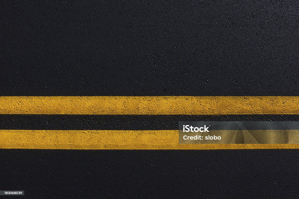 Linea gialla sulla nuova strada asfaltata - Foto stock royalty-free di Linea gialla