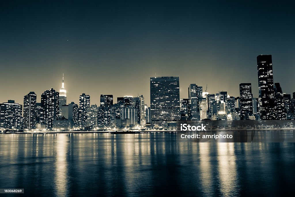 Манхэттен ночью - Стоковые фото Архитектура роялти-фри