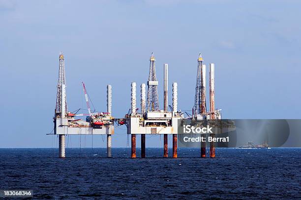 Oilrig En El Golfo Foto de stock y más banco de imágenes de Industria petrolera - Industria petrolera, Agua, Deporte