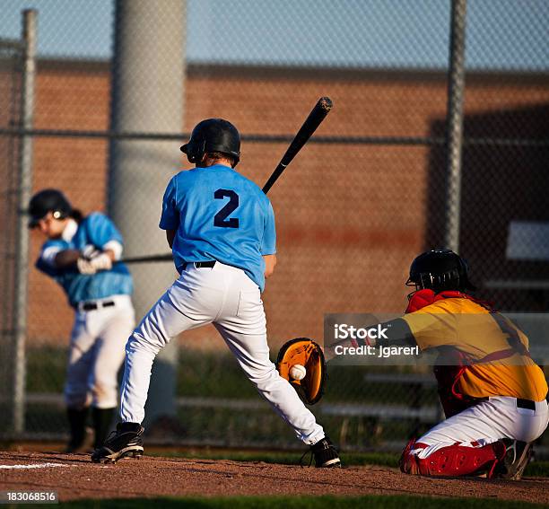 Ein Junger Mann Für Schläger In Baseball Stockfoto und mehr Bilder von Athlet - Athlet, Baseball, Baseball-Mal