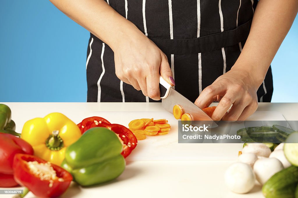 Couper en morceaux de légumes - Photo de Adulte libre de droits