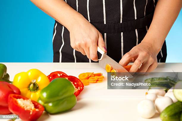 Foto de Cortar Legumes e mais fotos de stock de Adulto - Adulto, Alimentação Saudável, Almoço