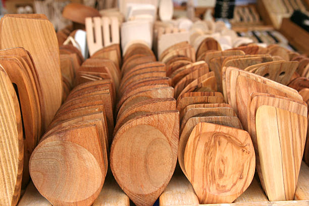 ассортимент резные деревянные ложки - kitchen untensil стоко�вые фото и изображения