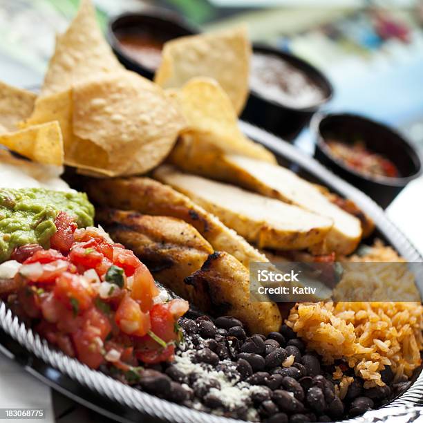 Красочные Мексиканская Кухня — стоковые фотографии и другие картинки Чили чипотле - Чили чипотле, Мясо курицы, Картофельные чипсы