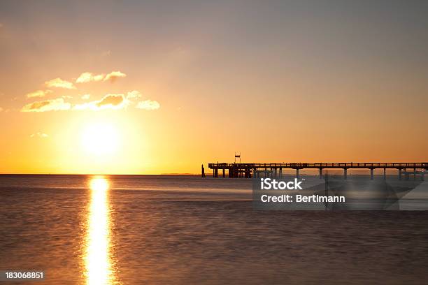 歩道橋 - Horizonのストックフォトや画像を多数ご用意 - Horizon, からっぽ, カラー画像