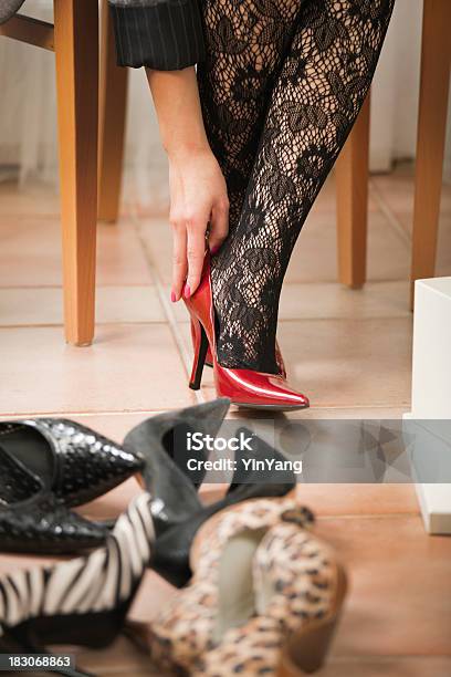 Cercando Su Scarpe Tacco Alto Rosse Negozi Boutique Di Modaprimo Piano - Fotografie stock e altre immagini di Scatola da scarpe