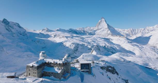 góra matterhorn zimą w słoneczny dzień. alpy szwajcarskie. szwajcaria. - skiing winter snow mountain zdjęcia i obrazy z banku zdjęć