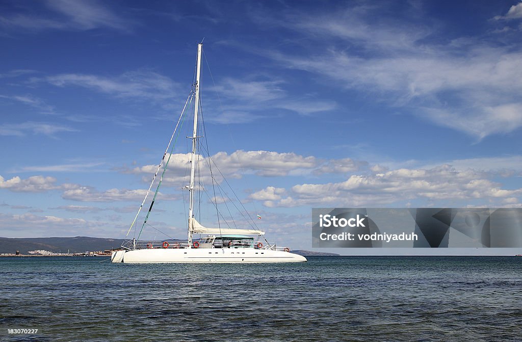 Bianco in catamarano - Foto stock royalty-free di Acqua