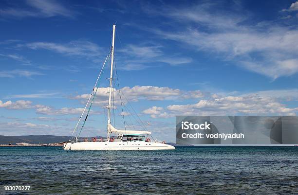 Bianco In Catamarano - Fotografie stock e altre immagini di Acqua - Acqua, Andare in barca a vela, Attività