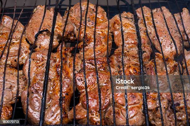 Carne Grelhado Na Grelha - Fotografias de stock e mais imagens de Alimentação Saudável - Alimentação Saudável, Almoço, Ao Ar Livre