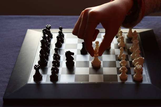 scacchiera apertura italiana - chess positioning strategy individuality foto e immagini stock