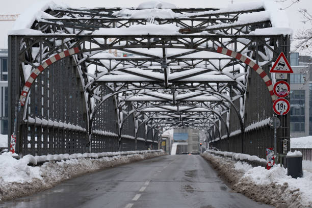 istock Fresh snow chaos in Munich 1830742256