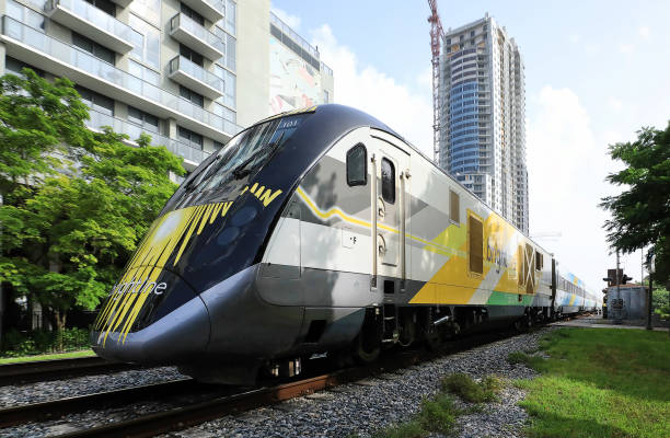 tren brightline en movimiento - fort lauderdale fort florida beach fotografías e imágenes de stock