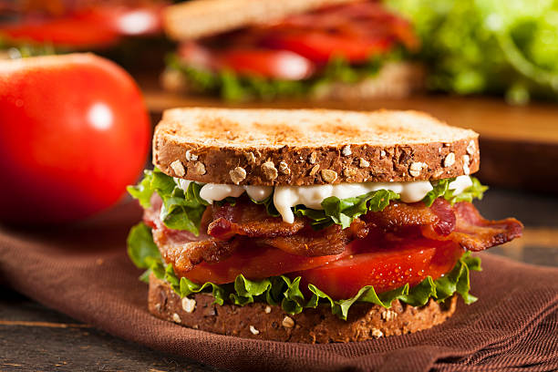 świeże domowe burger blt - sandwich delicatessen bacon lettuce and tomato mayonnaise zdjęcia i obrazy z banku zdjęć